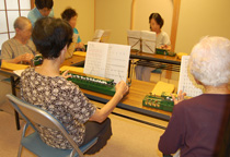 老人福祉施設で大正琴を楽しむ風景