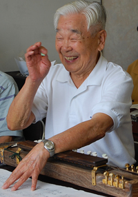 大正琴を笑顔で楽しむシニア