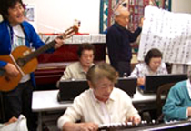 大正琴をレクリエーションとして楽しむ風景