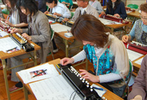 大正琴教室で大正琴を楽しむ風景