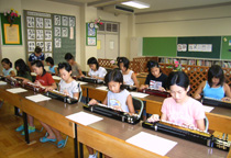 学校の課外事業で大正琴を楽しむ風景