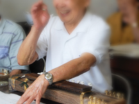 大正琴を楽しむシニアの写真