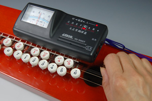 大正琴調律器を使った音合わせ画像