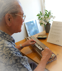 大正琴を楽しむシニア画像
